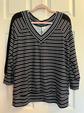 Cato Women’s Black & White Striped V-Neck Long Sleeve Top Medium